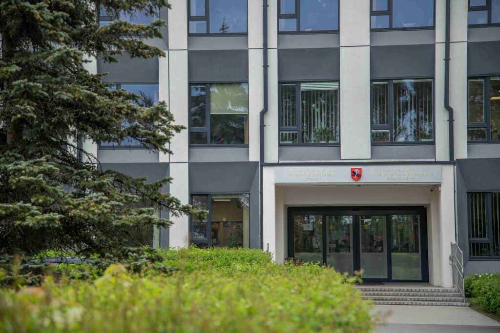 Konstanto Parčevskio gimnazijos pastato fasadas iš priekio
