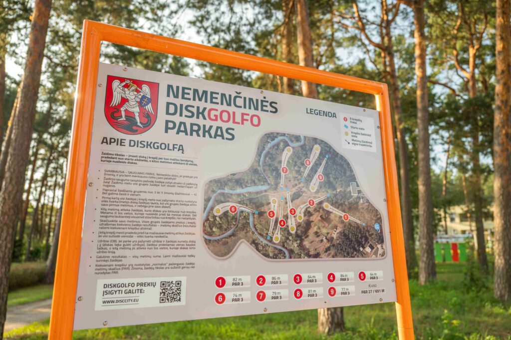 Nemenčinės diskgolfo parko iškaba vasarą