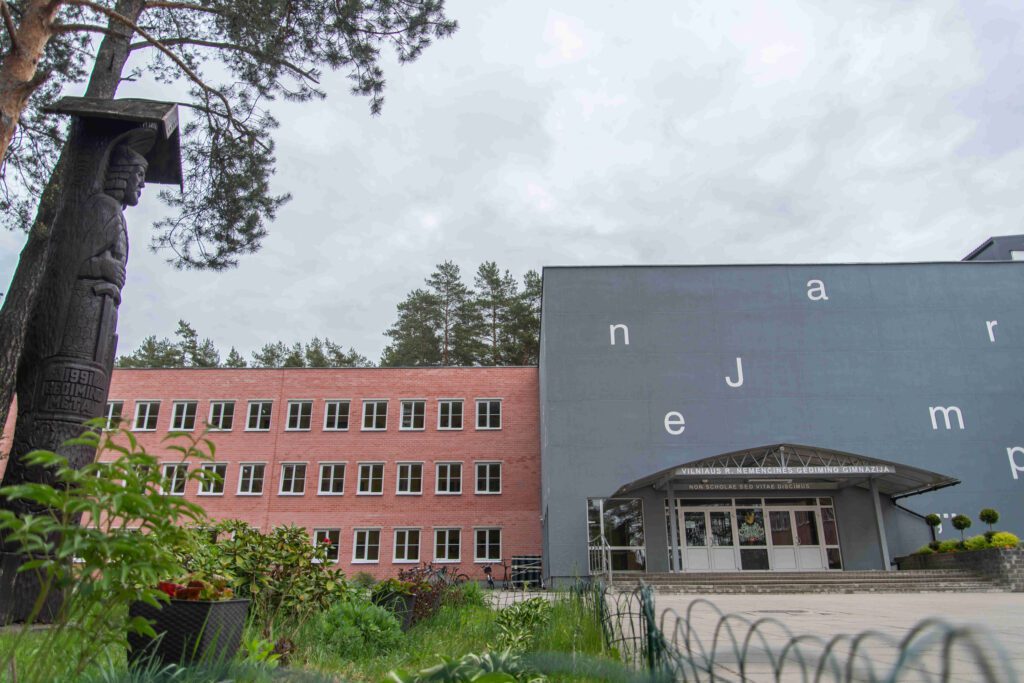 Nemenčinės Gedimino gimnazija iš priekio