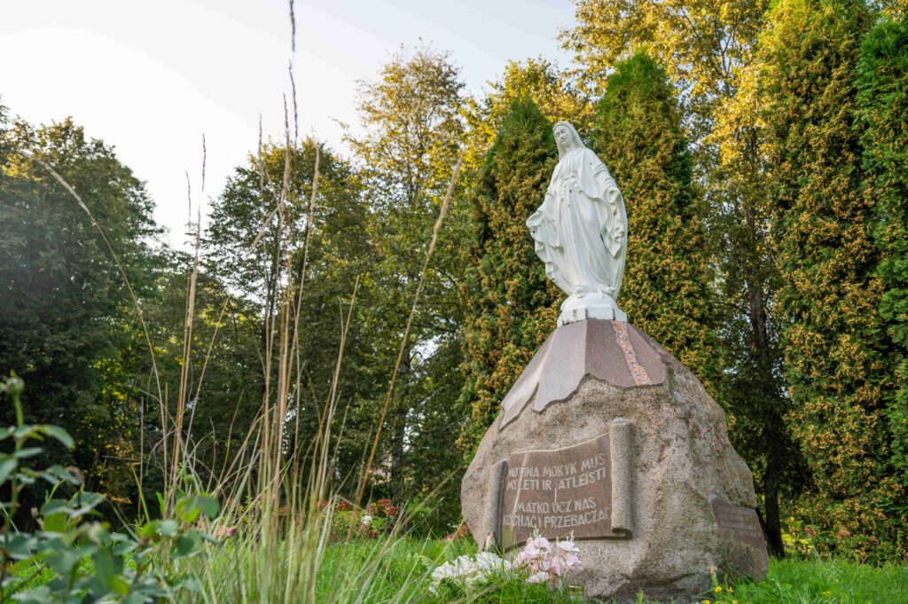 Nemenčinės Marijos skulptūra, vaizdas iš šono